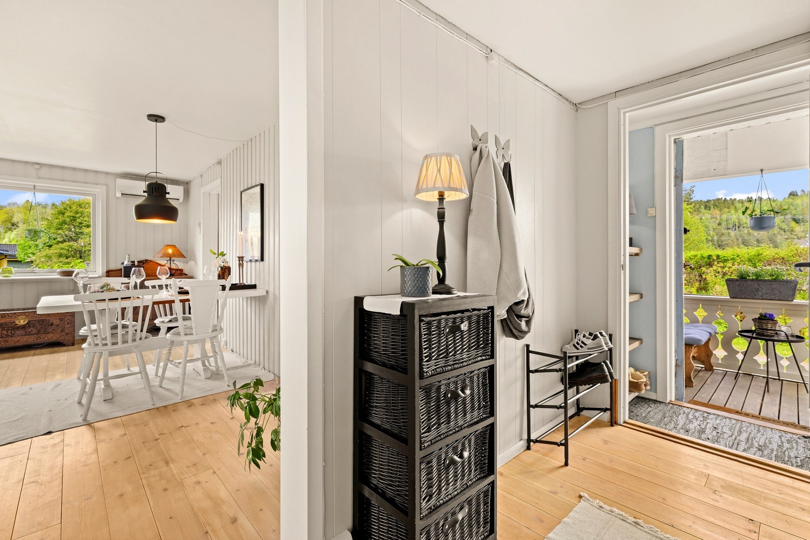 Entréen har plass til oppbevaring av yttertøy og sko Galleribilde