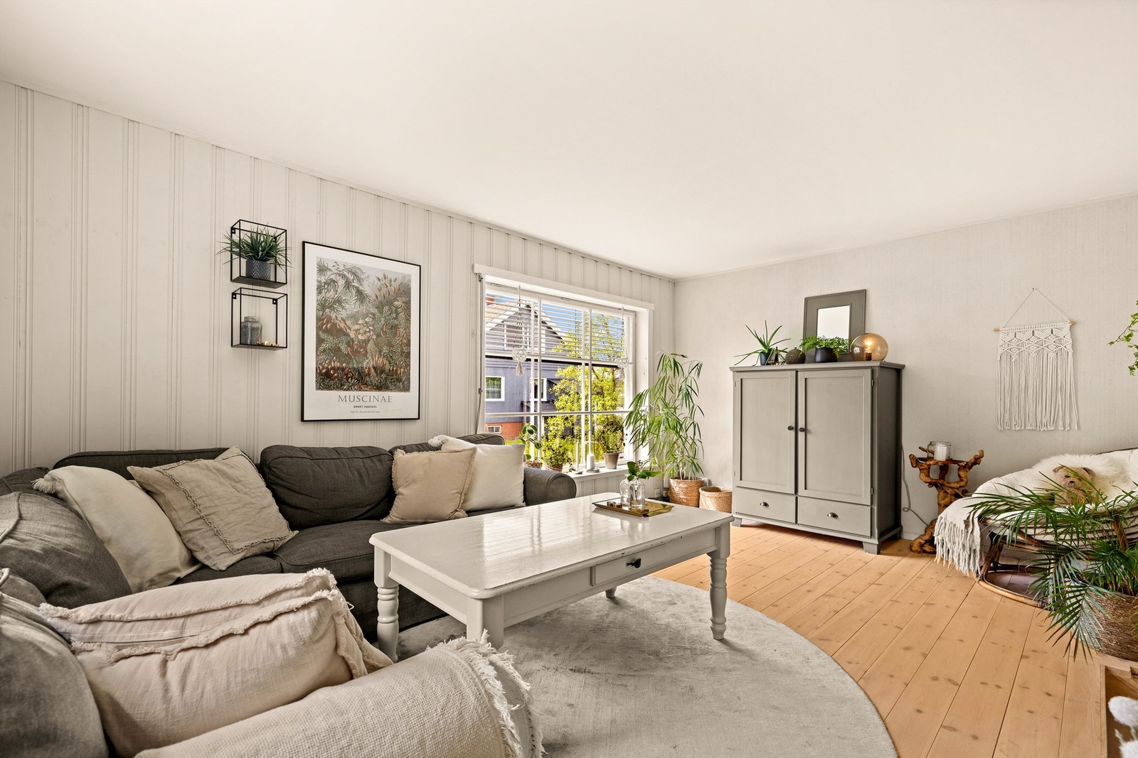 Her er det god plass til en romslig sofagruppe. Galleribilde