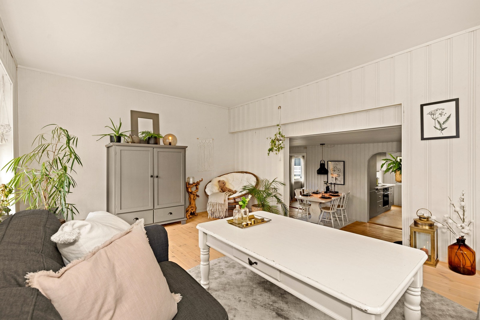 Stuen går over to nivå, noe som skaper en fin soneinndeling i oppholdsrommet. Galleribilde
