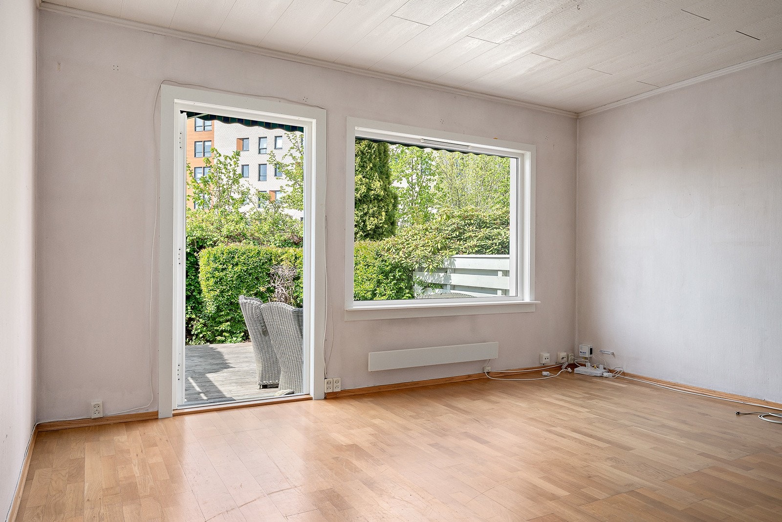 Romslig og innbydende stue med store vindusflater som gir rikelig med naturlig lys. Galleribilde