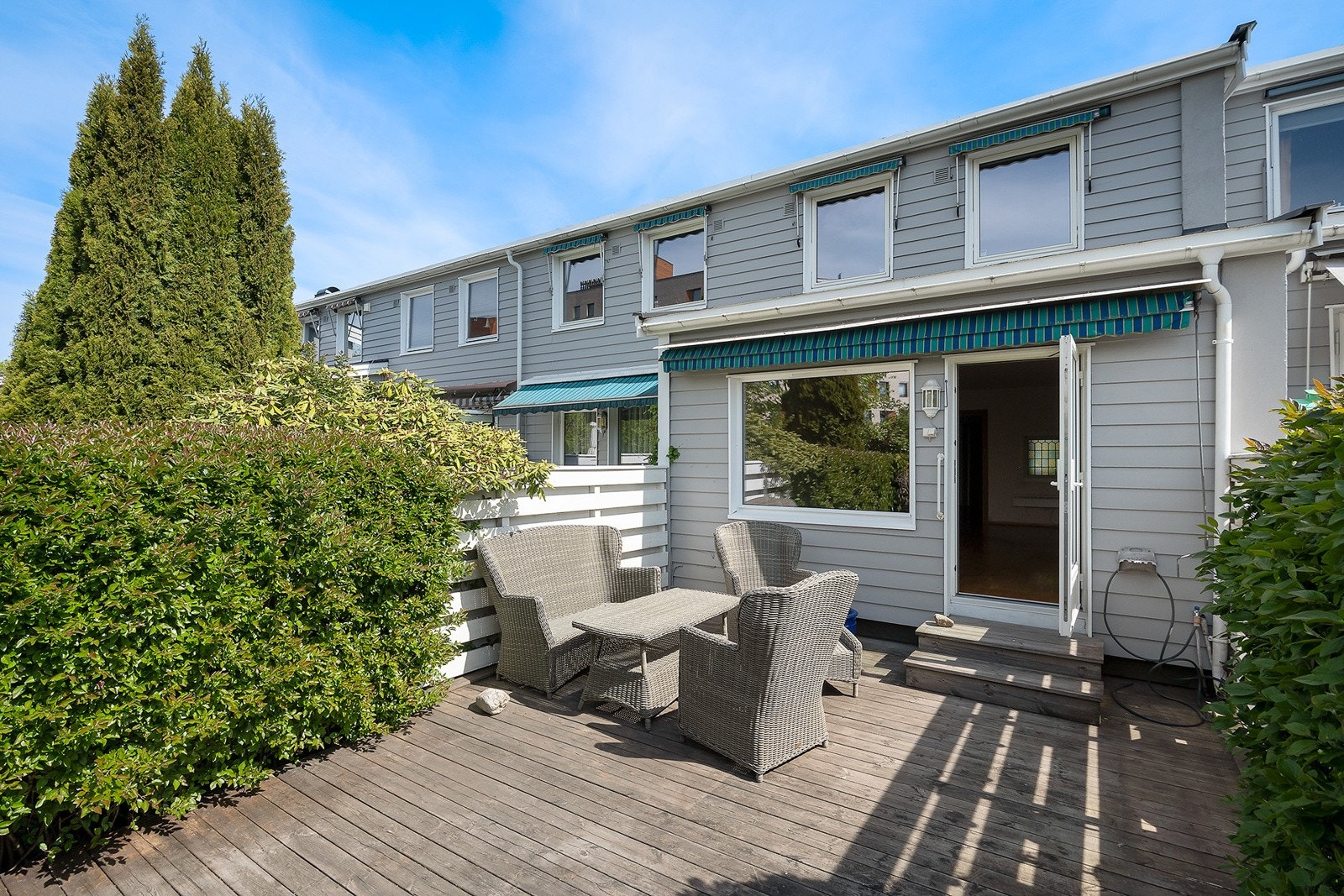 Vestvendt terrasse på ca. 27 kvm med gode solforhold. Terrassen blir et naturlig samlingspunkt på sommerstid og legger til rette for hyggelige uteopphold. Galleribilde