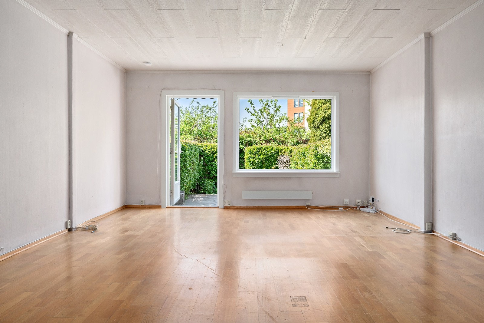 Stuen har gode møbleringsmuligheter med plass til både sofagruppe, TV-møbler og et stort spisebord, perfekt for hyggelige sammenkomster og hverdagsliv. Galleribilde