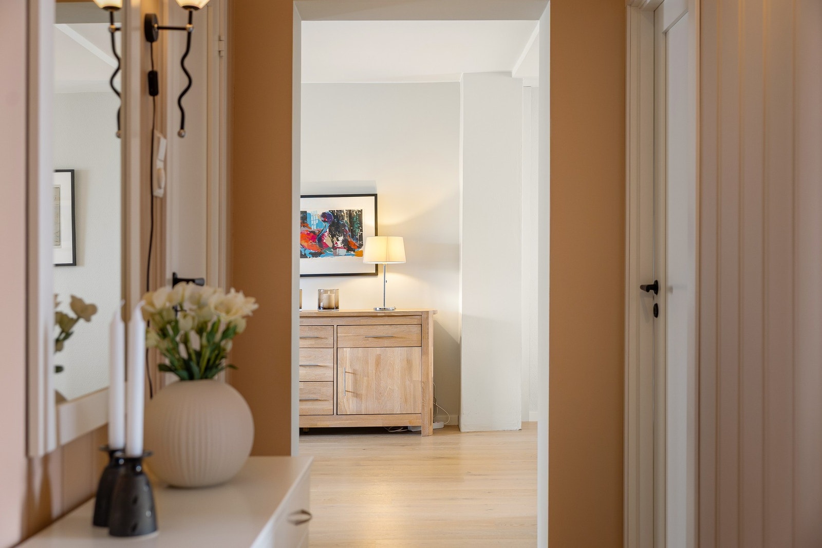 Leiligheten disponerer en garasjeplass i sokkeletasjen på blokken. Galleribilde