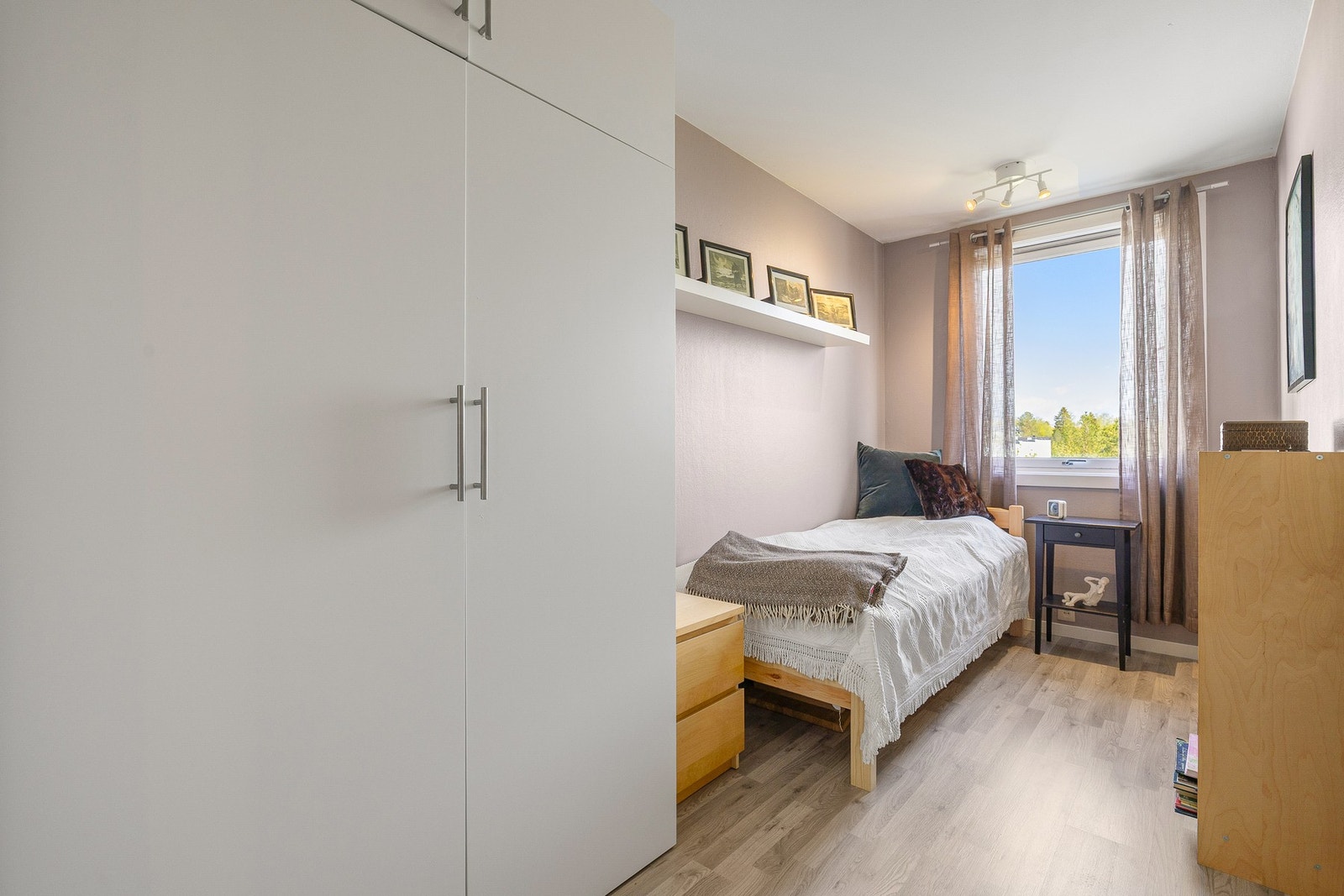 Soverom med plass til seng og pult, samt oppbevaring i garderobeskap. Galleribilde