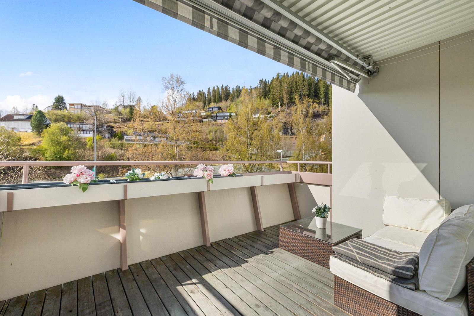 Her er det god plass til å opprette sittegrupper og nyte solen med nydelige solforhold på fine dager. Galleribilde