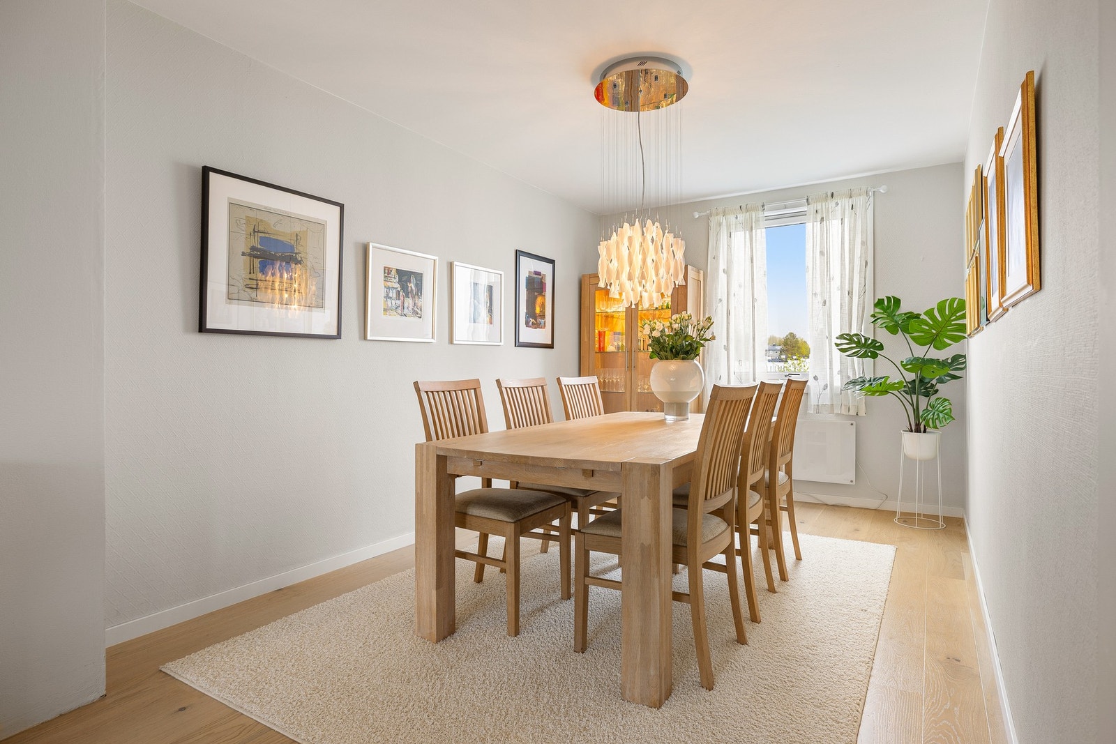 God plass til et stort spisebord, som legger til rette for hyggelige måltider og samlinger med familie og venner. Galleribilde