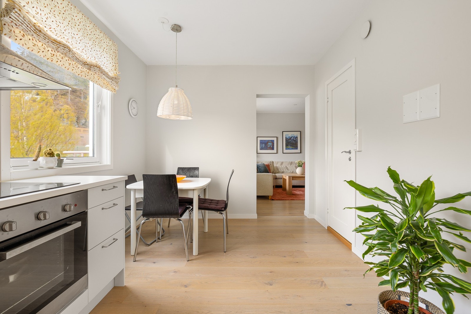 Kjøkkenet har godt med plass til spisebord, og legger til rette for en naturlig samlingsplass i hverdagen. Galleribilde