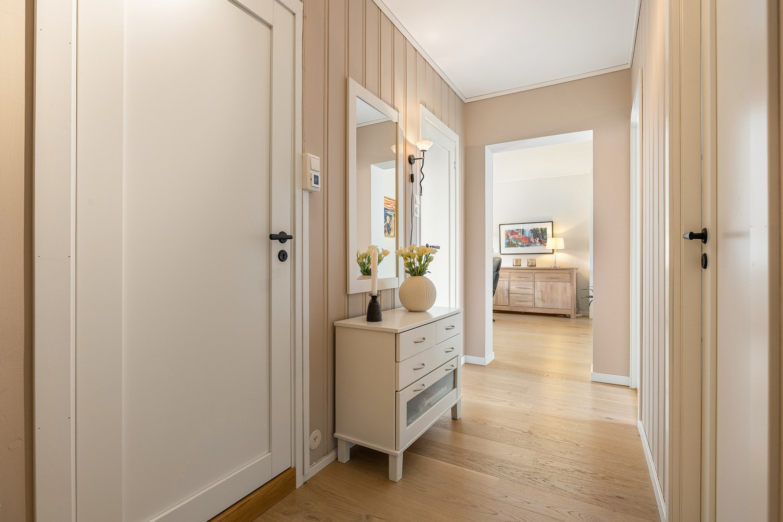 Entré med fleksible løsninger for etablering av ønsket oppbevaring. Galleribilde
