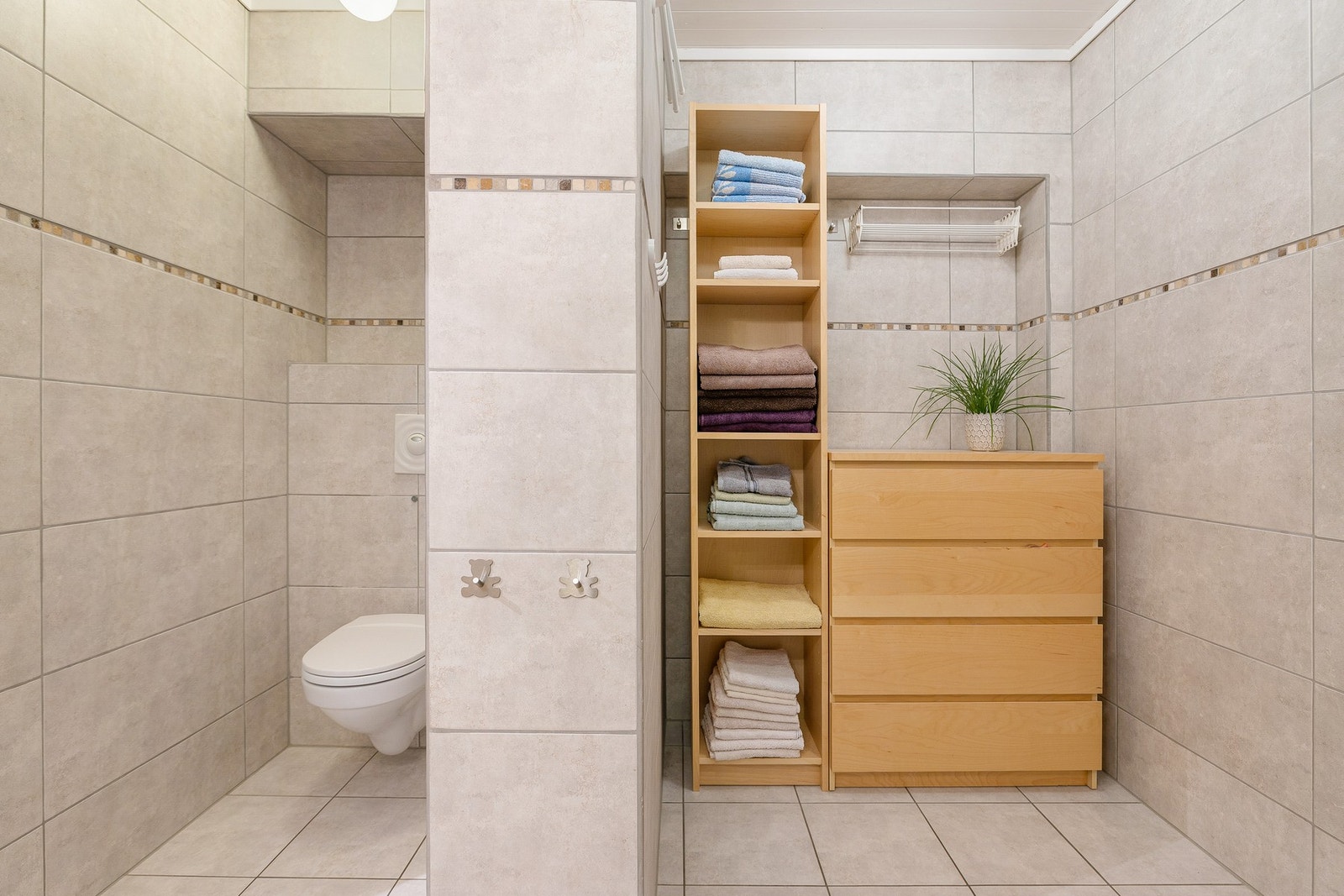 Badet er av god størrelse, med flislagte overflater og et lyst og innbydende uttrykk. Galleribilde