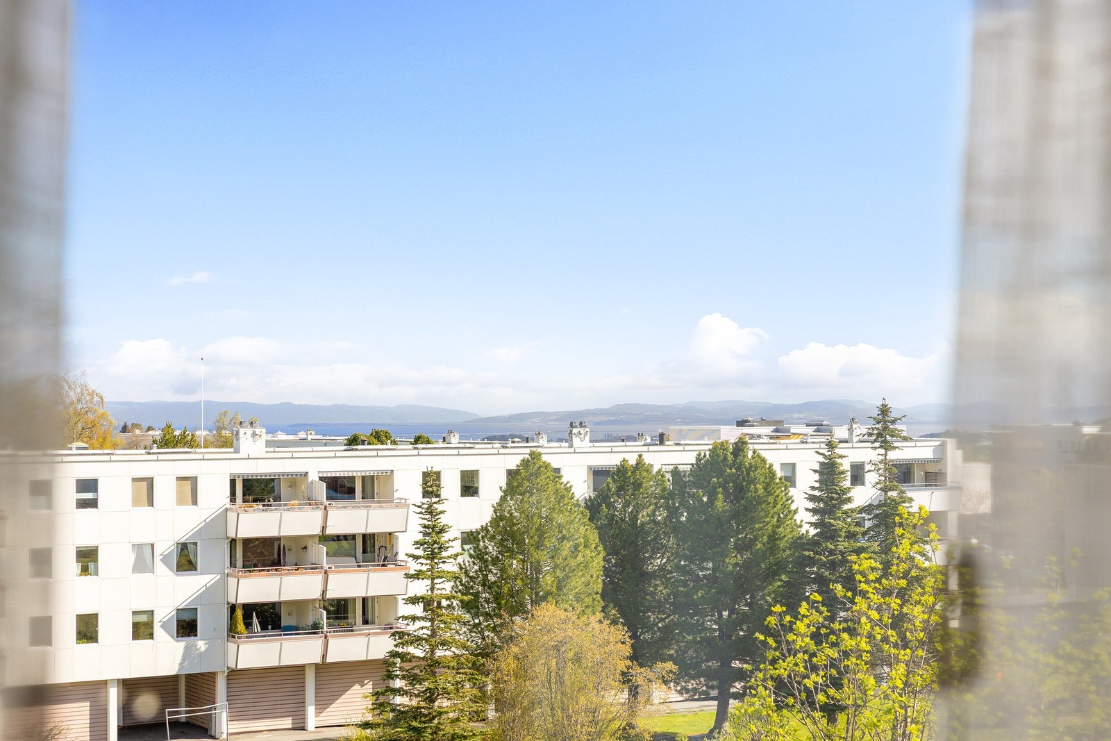 Pent utsyn over borettslagets fellesarealer og rolige omgivelser, samtidig som beliggenheten gir enkel tilgang til både sentrum og øvrige bytilbud. Galleribilde
