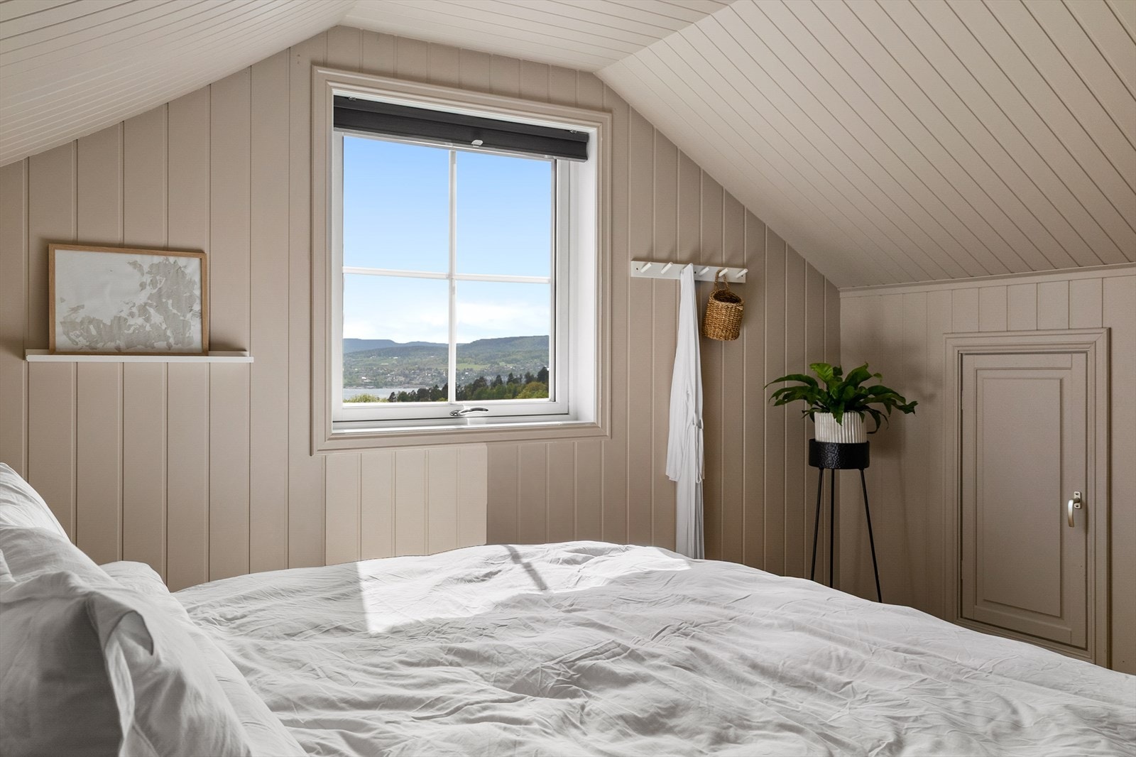Smart lagringsplass i knevegg. Vegger og himling har malt panel. Galleribilde