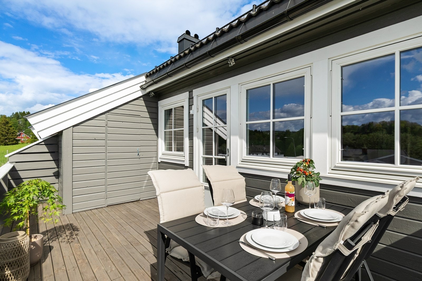 Praktisk ekstern bod på terrassen for ekstra lagring. Vinduer og terrassedør er fra 2015. Galleribilde