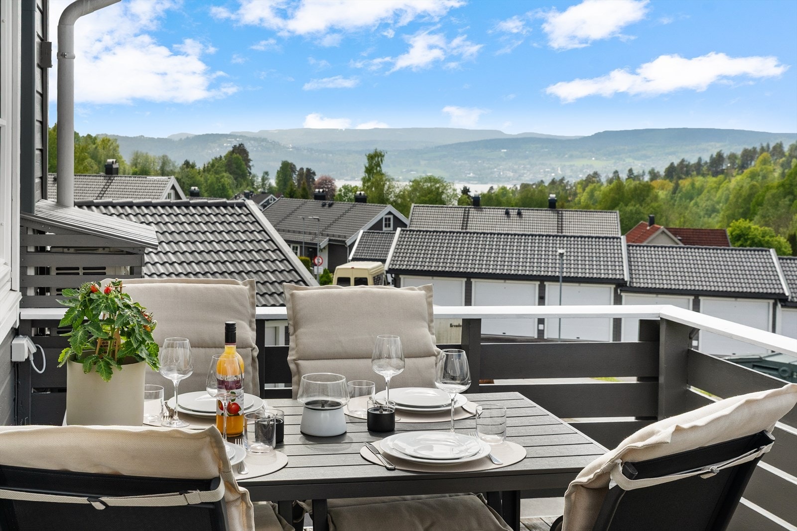 Romslig terrasse med fine møbleringsmuligheter. Galleribilde