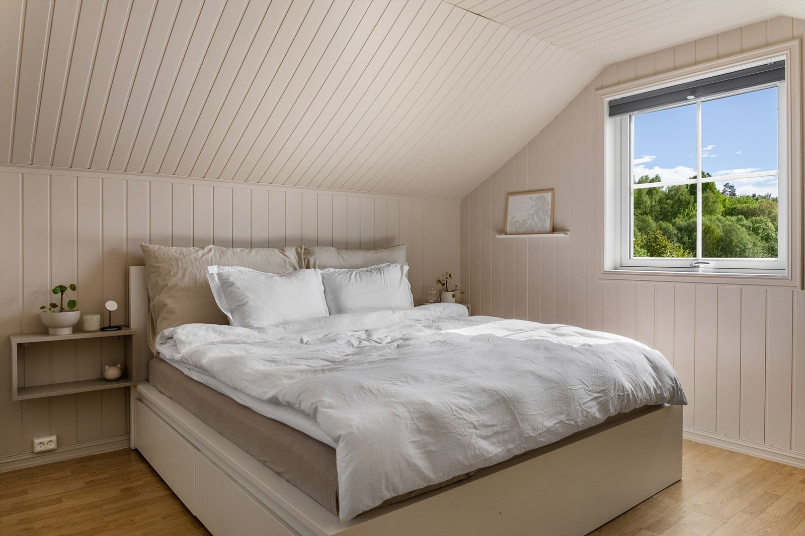 Loftsetasjen er innredet med et rom som i dag benyttes som hovedsoverom. Galleribilde