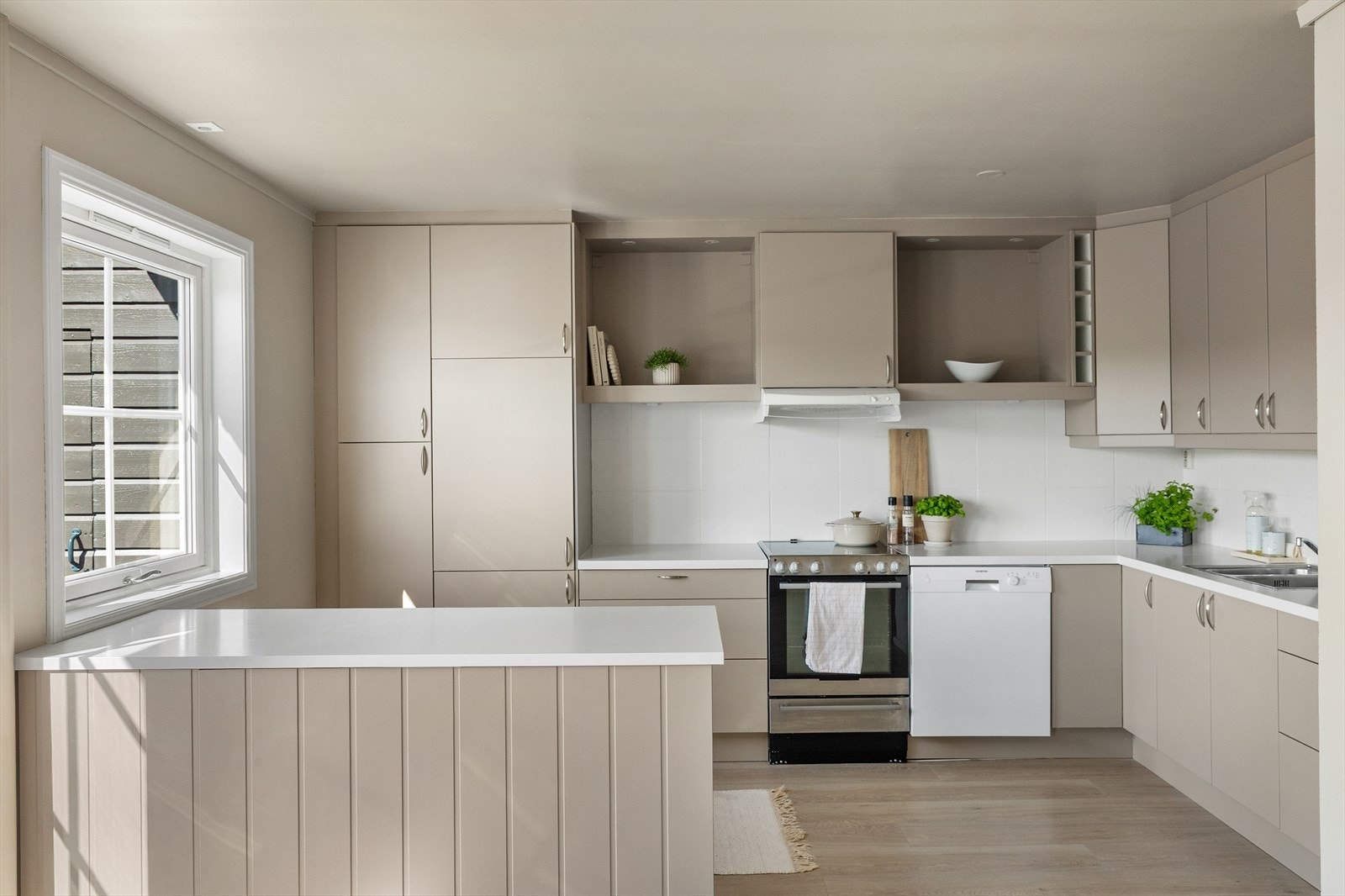 IKEA-kjøkken med glatte, malte fronter og laminatbenkeplate. Galleribilde