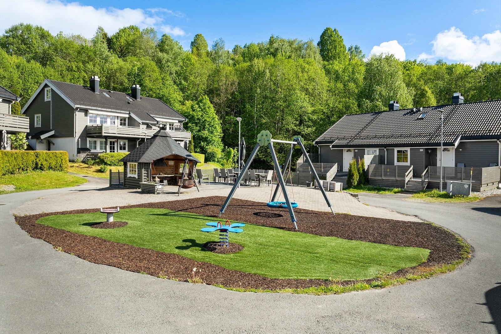 Borettslaget har pent opparbeidede fellesområder med lekeapparater og sittegrupper. Galleribilde