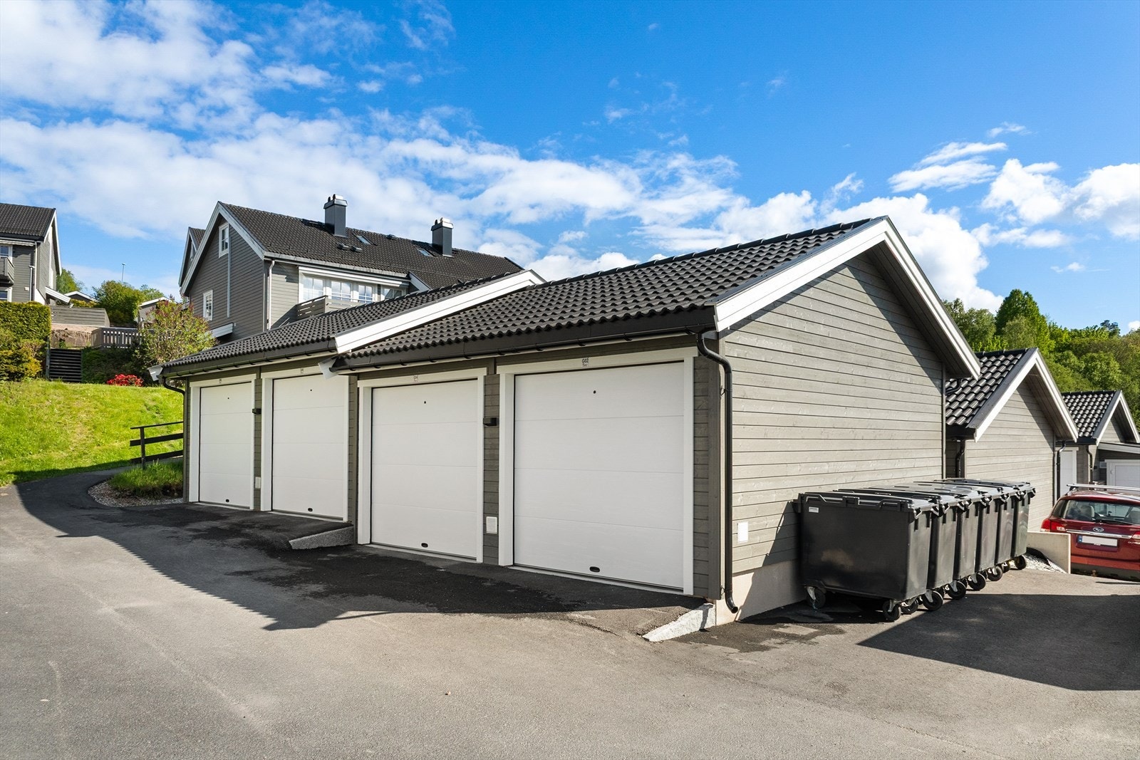 Det medfølger en egen garasjeplass i felles garasjerekke. Mulighet for å koble til lader for bil. Galleribilde