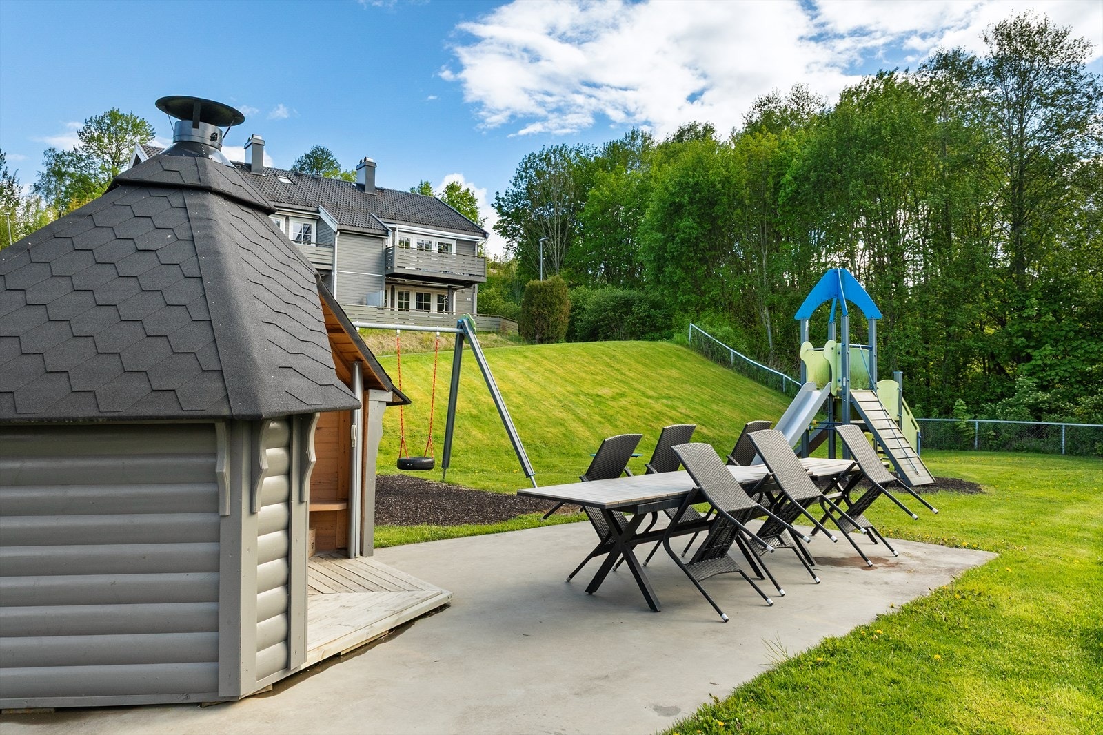 Felles grillhytte og uteplass til glede for beboerne. Galleribilde