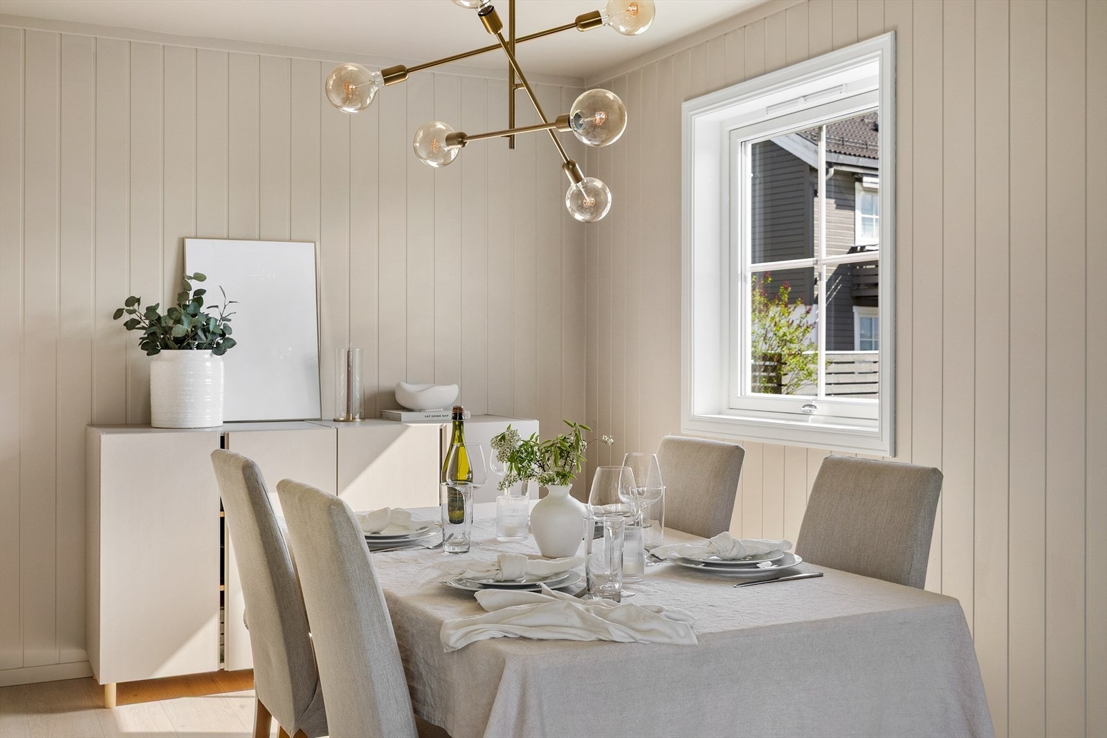 Spisestuen har god plass til langbord for hyggelige sammenkomster. Galleribilde