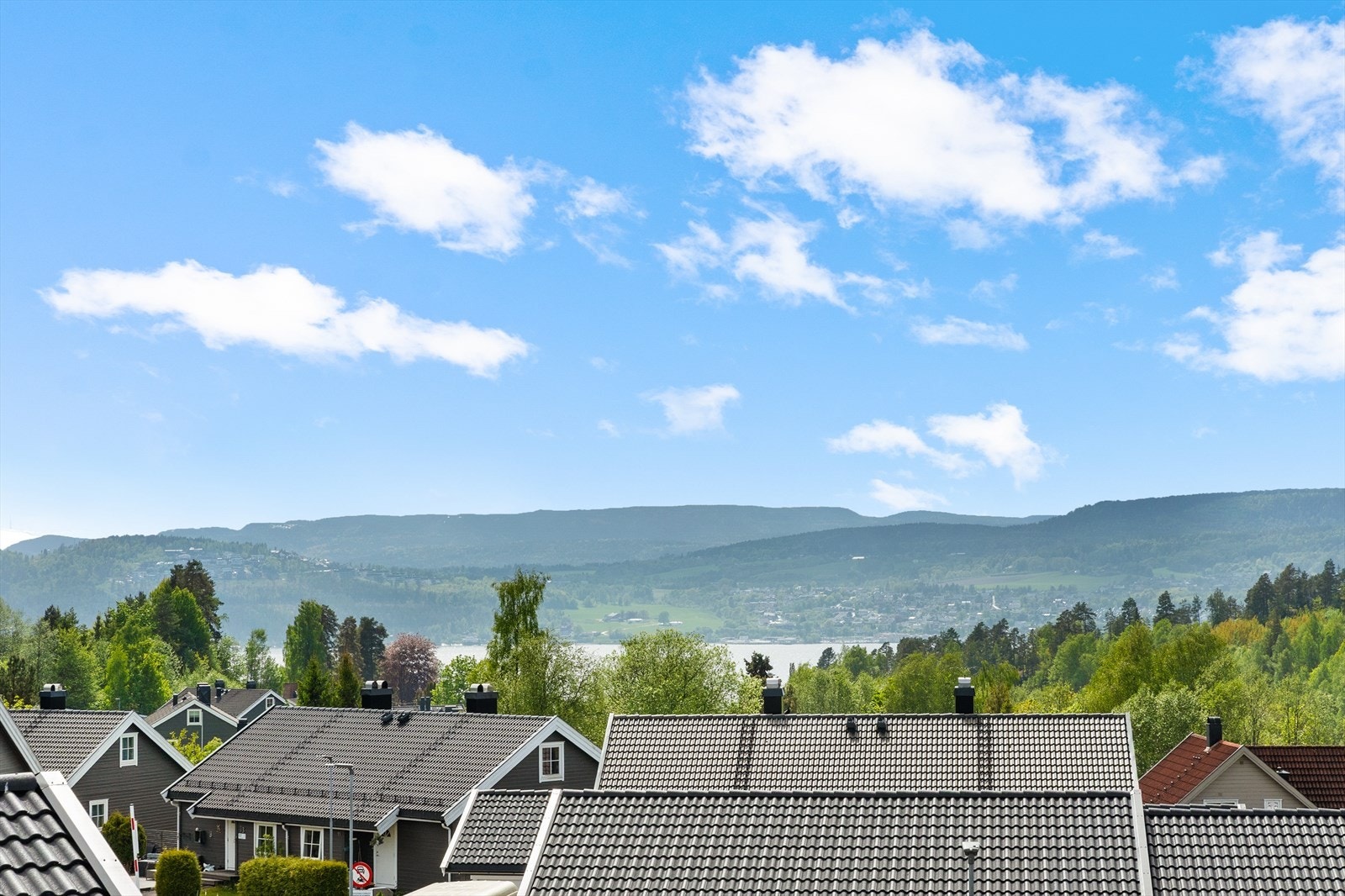 Fra eiendommen er det utsikt over Drammensfjorden og nærområdet. Galleribilde