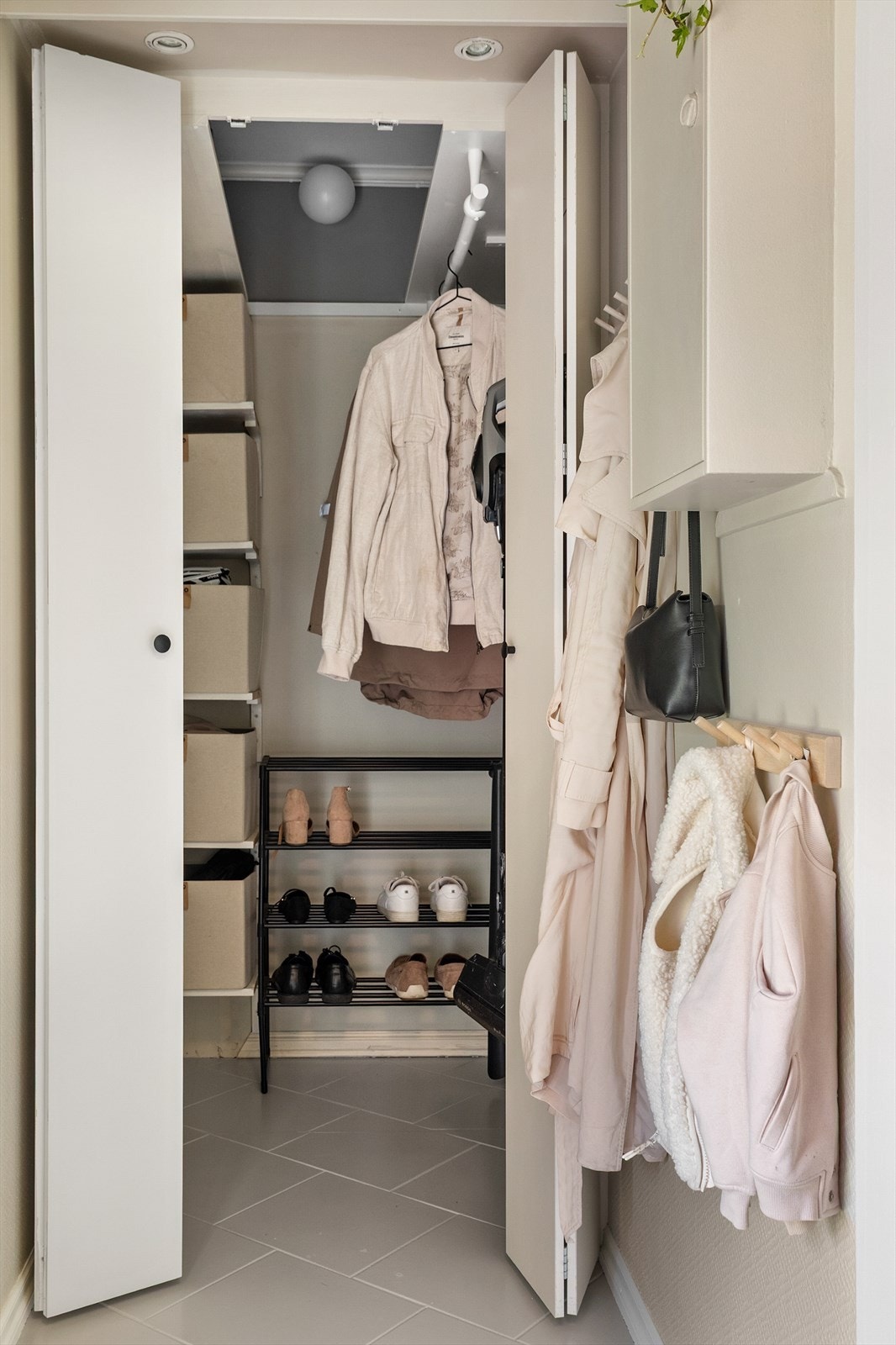 I tilknytning til entréen er det en romslig garderobe for oppbevaring av yttertøy og sko. Galleribilde
