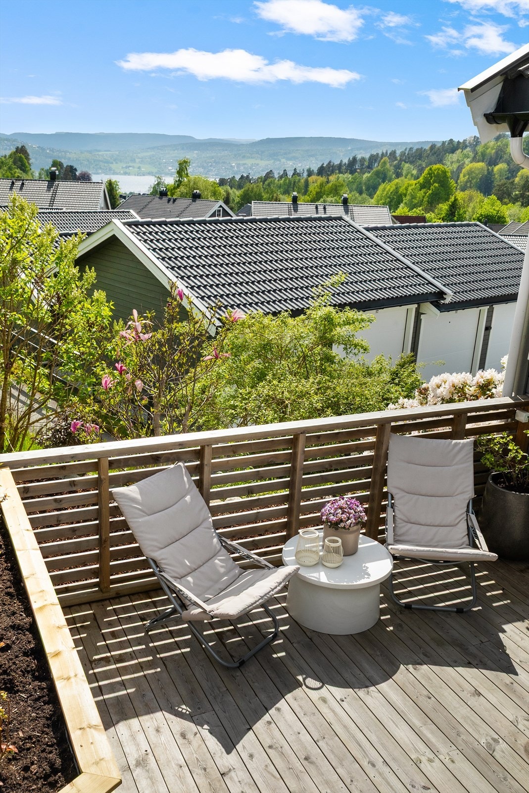 Totalt har boligen et terrasse- og balkongareal på 33 m² fordelt på to uteplasser. Galleribilde