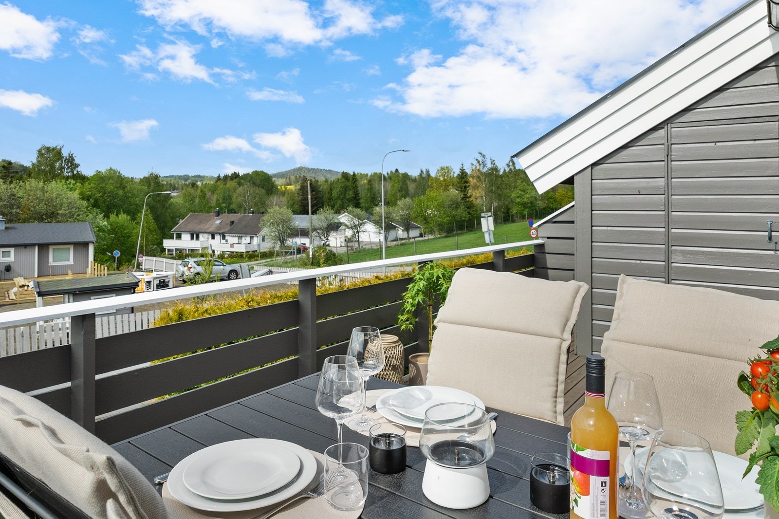 Terrassen fungerer som en fin forlengelse av stuen i sommerhalvåret. Galleribilde