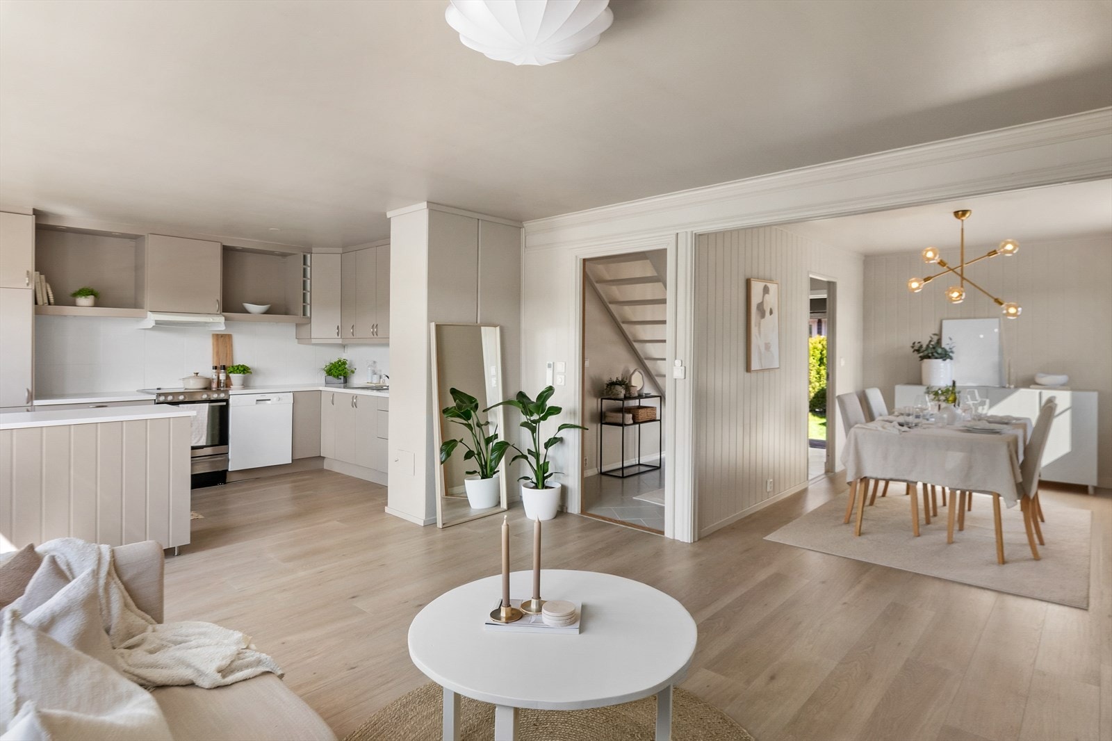 Fra stuen er det åpen tilgang til gangen med trapp opp til loftsetasjen. Galleribilde
