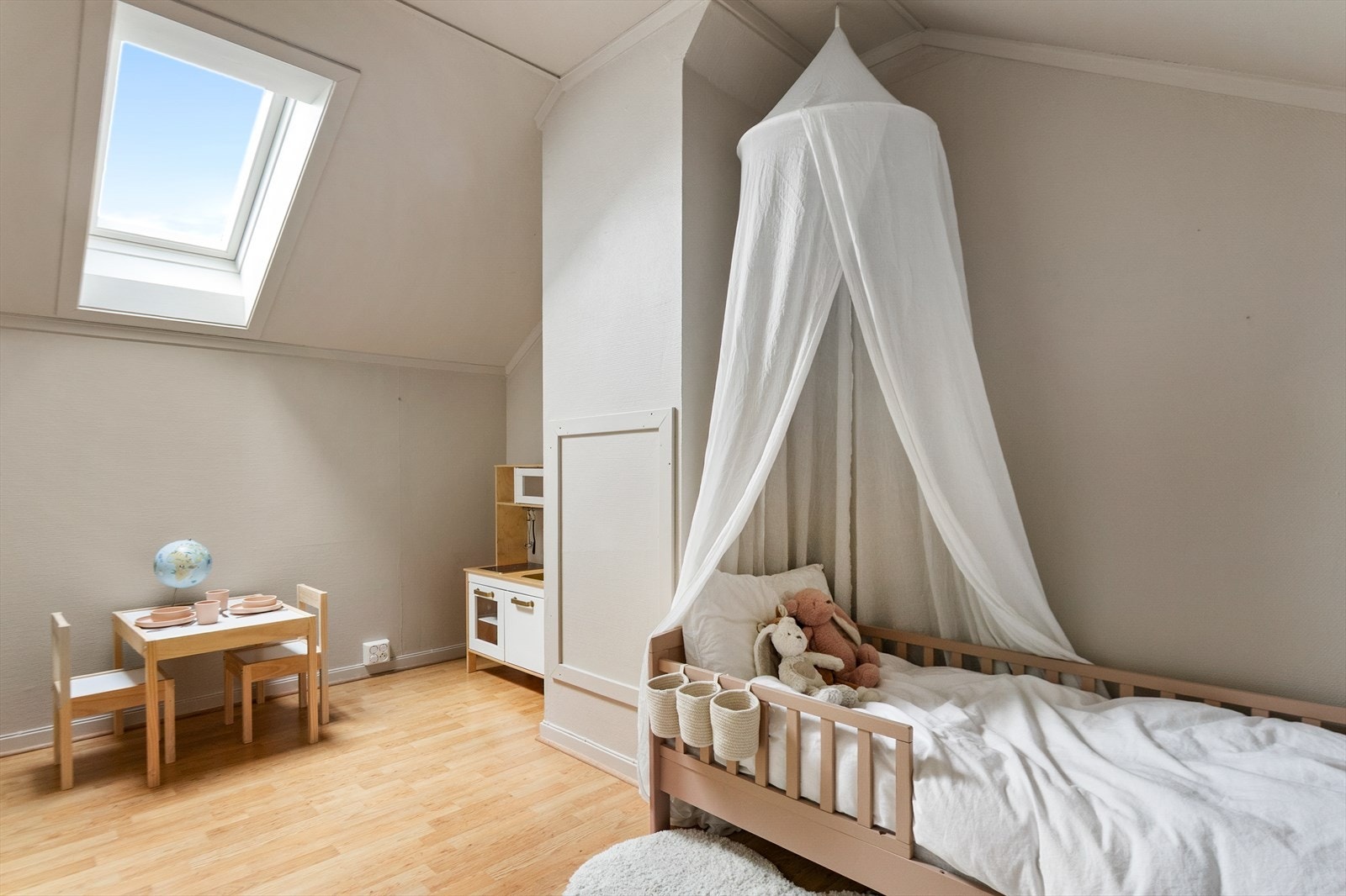 Det andre innredede rommet på loftet fungerer godt som kontor, gjesterom eller lekerom. Galleribilde