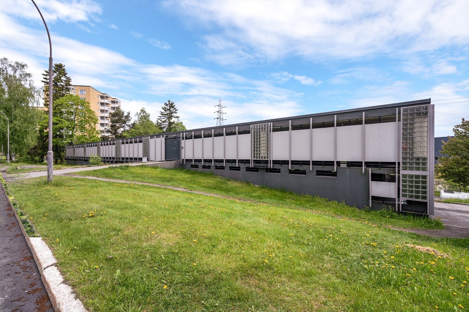 Kort vei til offentlig kommunikasjon, med Ellingsrudåsen T-banestasjon (Linje 2) ca 8 minutters gange unna. Galleribilde
