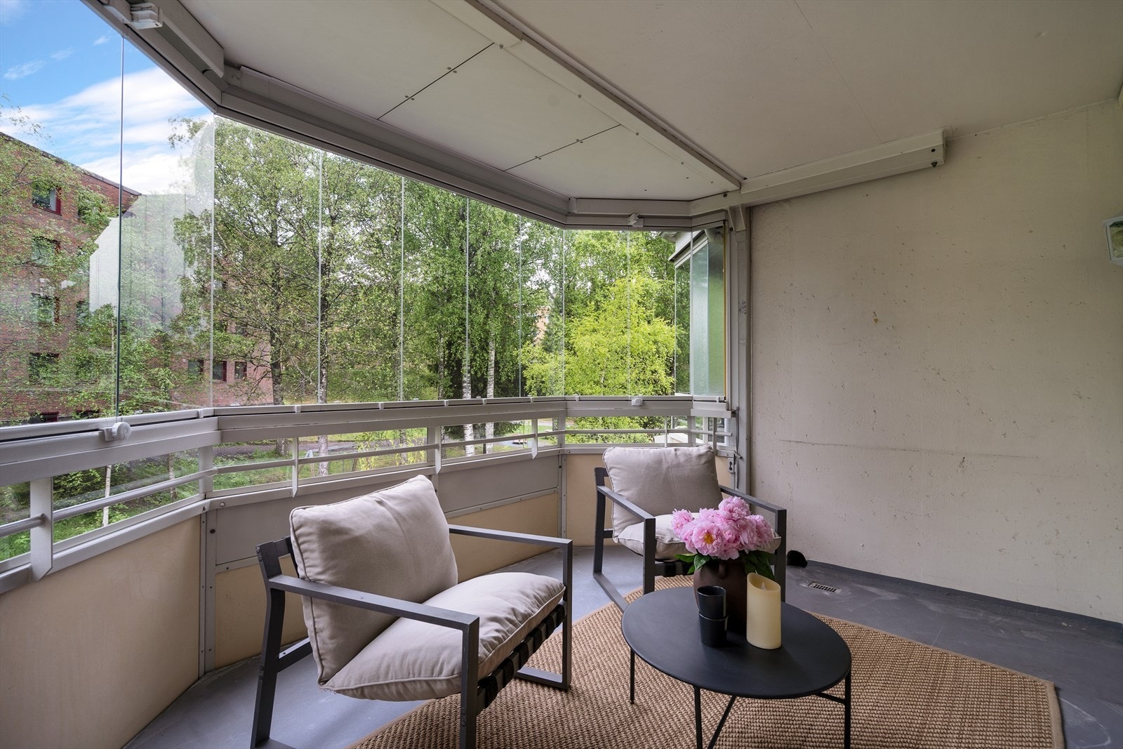 Balkongen er en fin forlengelse av stuen, med god plass til en hyggelig sittegruppe. Galleribilde