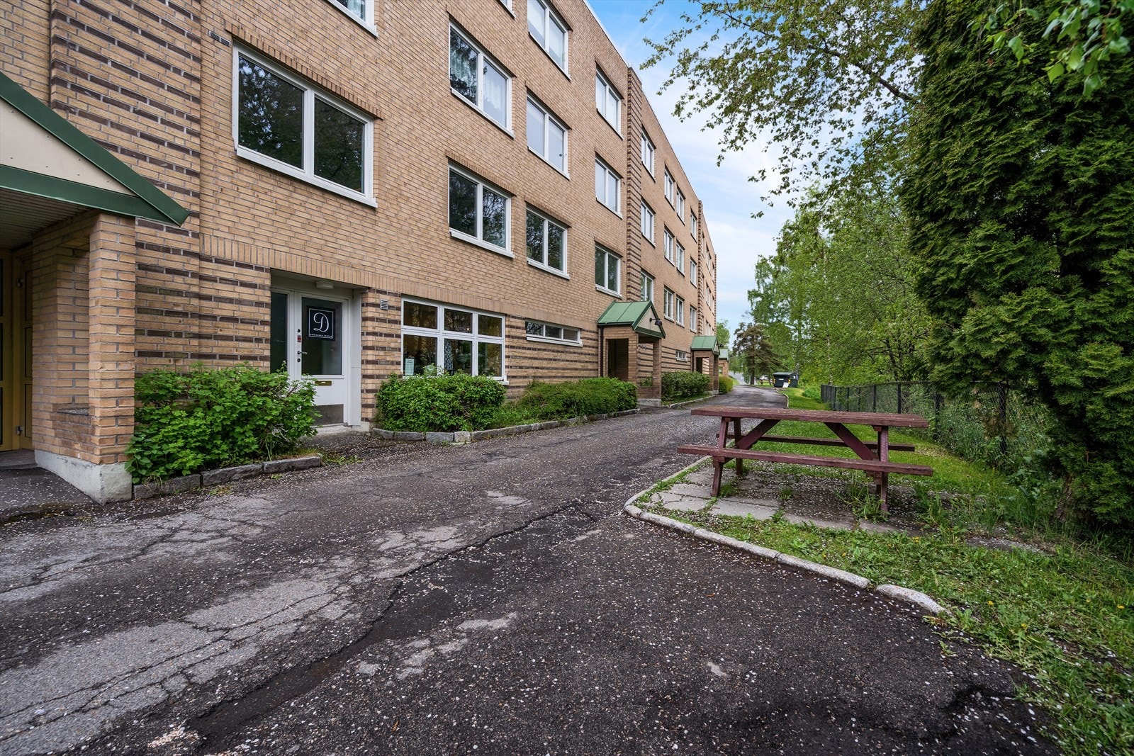 Bygget fra 1971 har yttervegger forblendet med teglstein og er en del av Ellingsrudåsen Borettslag. Galleribilde