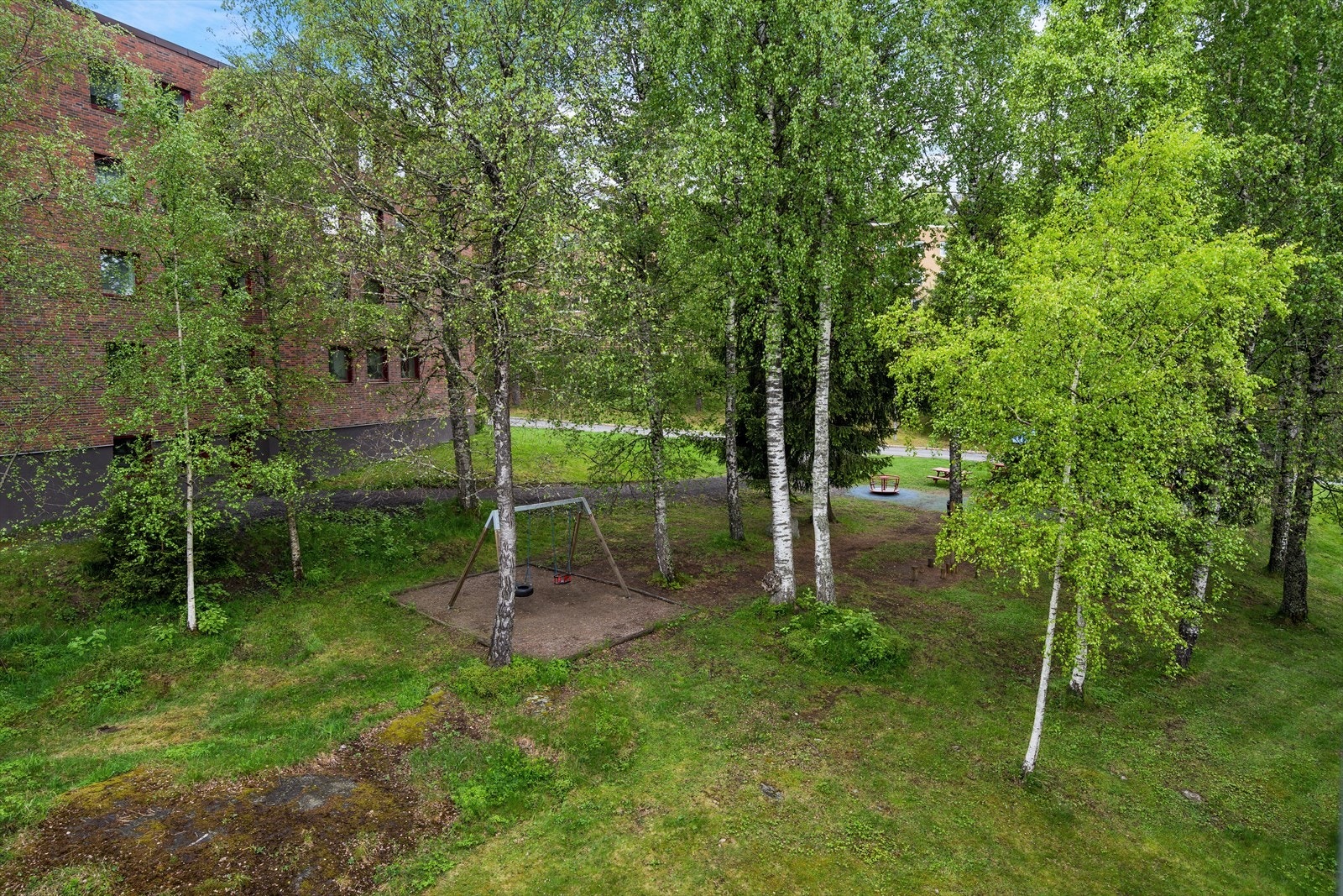 Borettslaget har fine fellesområder med lekeplasser og grøntarealer. Galleribilde
