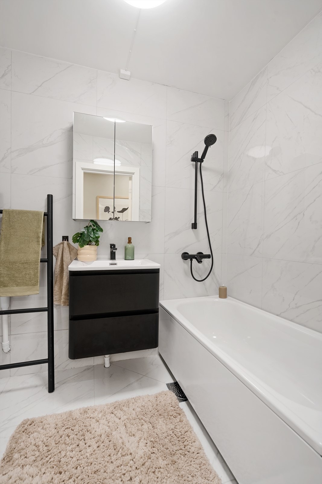 Badet er nylig oppgradert med fliser, badekar med dusj og opplegg for vaskemaskin. Galleribilde