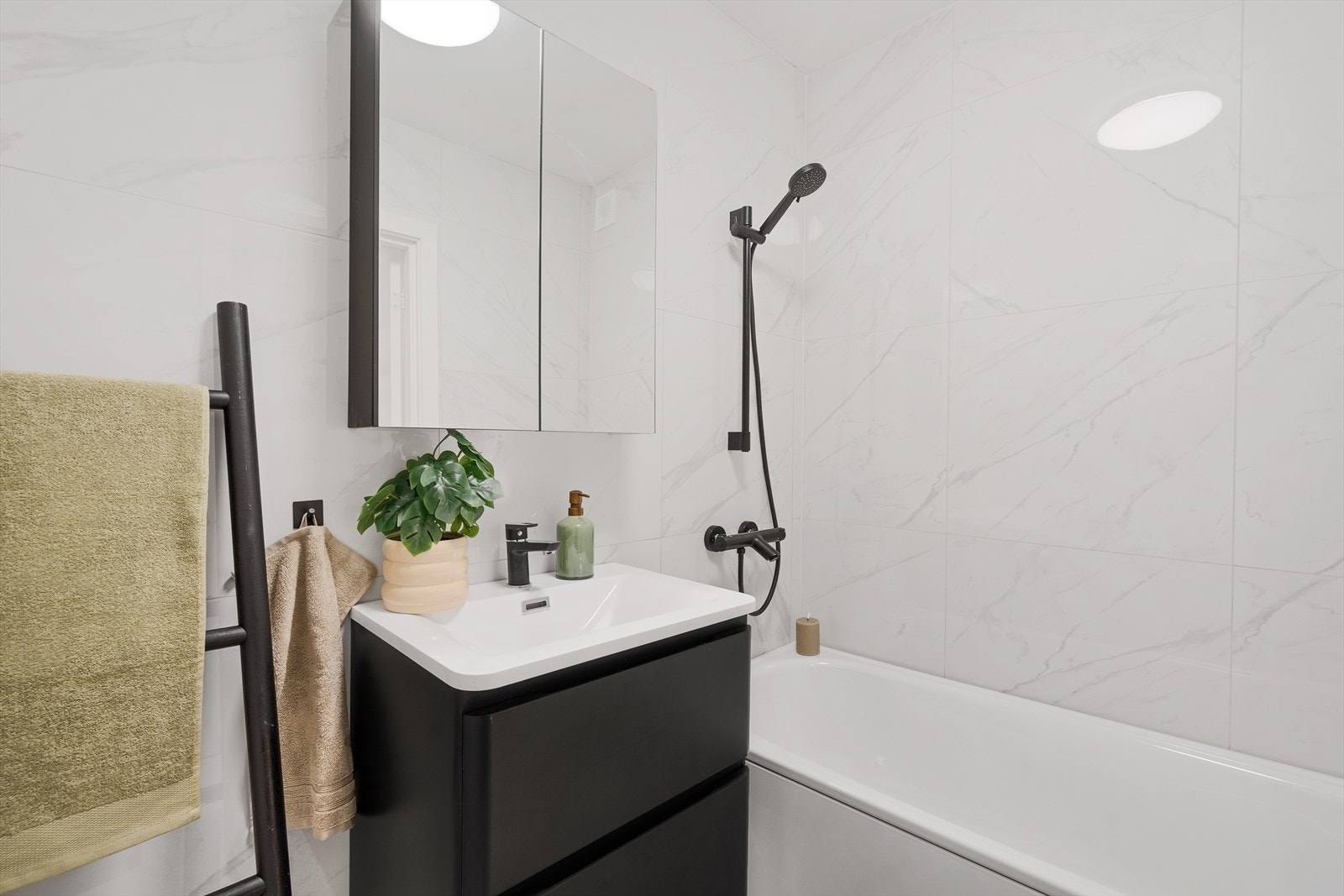 Det er varmekabler i gulvet på badet for økt komfort. Galleribilde