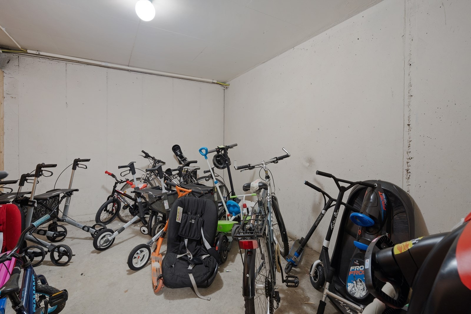 Borettslaget har fellesrom for trygg oppbevaring av sykler og barnevogner. Galleribilde