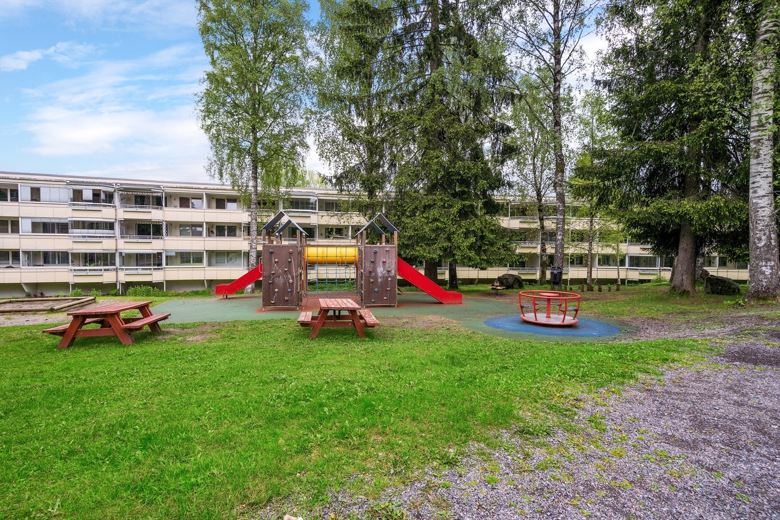 Området er barnevennlig med flere lekeplasser og kort vei til både barne- og ungdomsskole. Galleribilde