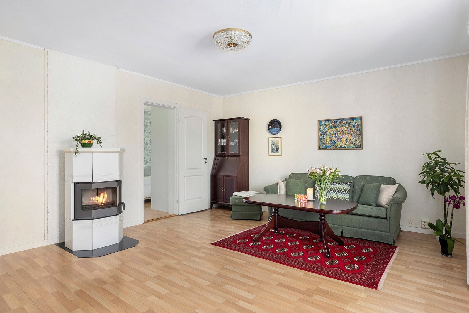 Stuen er også utstyrt med koselig peis for ekstra varme og hygge om vinteren. Galleribilde