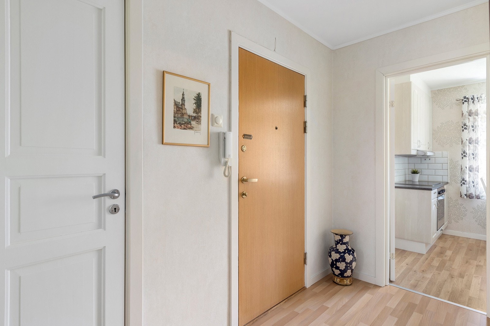 Hyggelig entré med en praktisk innvendig bod/kott til oppbevaring eller garderobe. Galleribilde