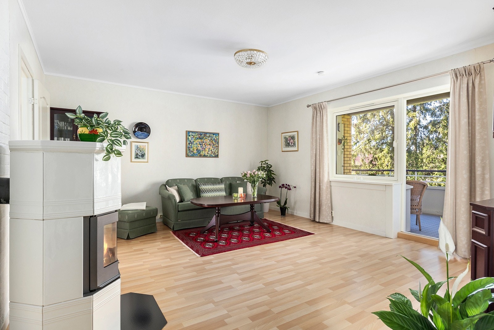 Lys og romslig stue med store vindusflater som slipper inn naturlig lys til hele rommet. Galleribilde