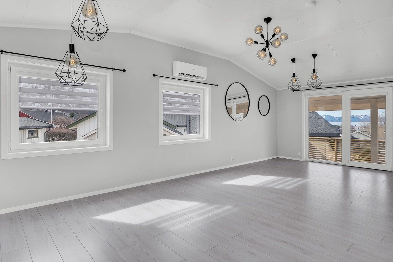 Stuen har gode lysforhold, og fin utsikt mot sjø og fjell. Galleribilde