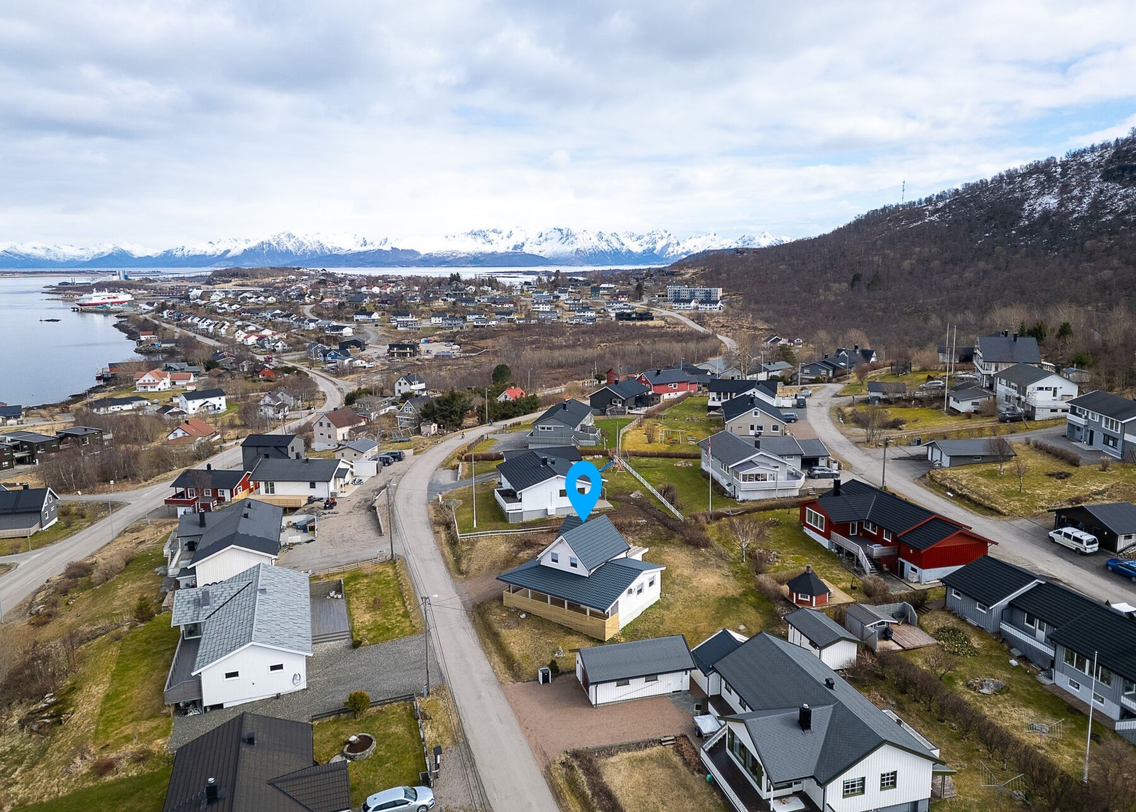 Her bor du i et rolig og barnevennlig boligområde, med kort avstand til Stokmarknes sentrum. Galleribilde