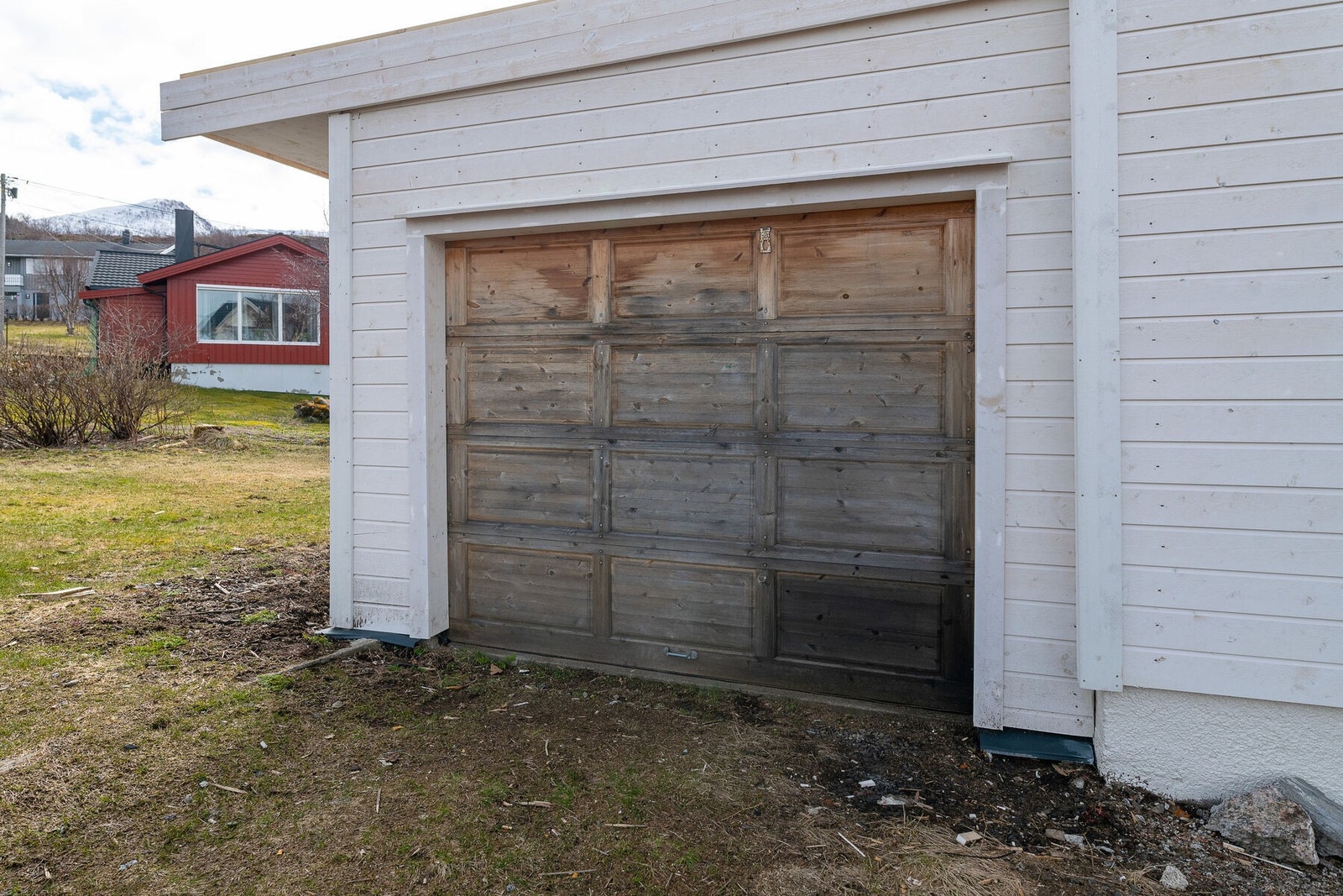 Integrert garasje med parkering for 1 bil. For øvrig parkering på egen gårdsplass. Galleribilde
