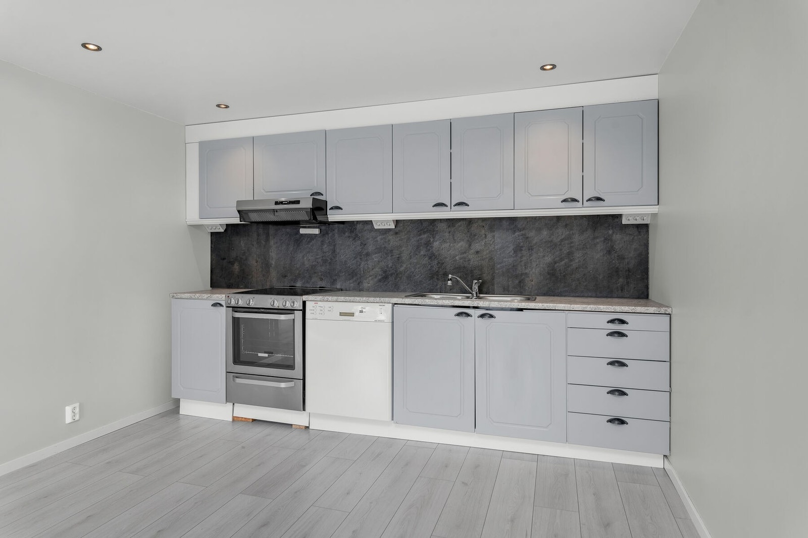 Kjøkkenet har profilerte fronter og laminat benkeplate. Det er opplegg for frittstående hvitevarer. Galleribilde