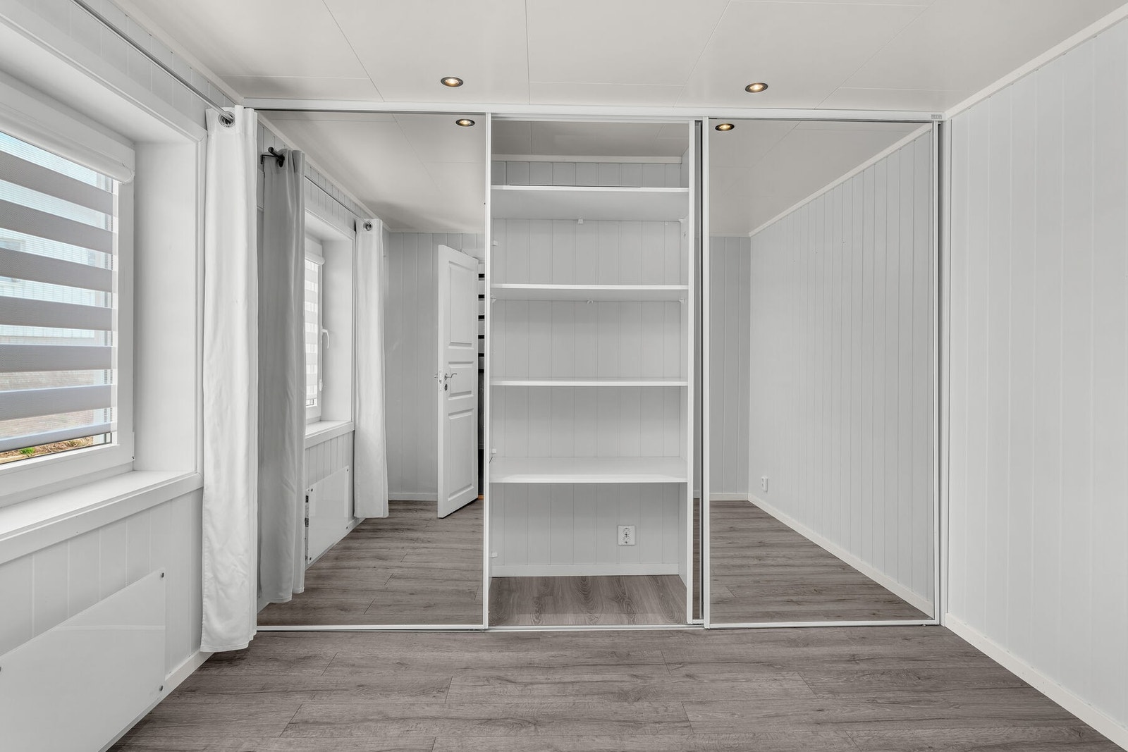 Soverom nr. 1 ligger i 1. etasje, og er innredet med en praktisk skyvedørsgarderobe. Galleribilde