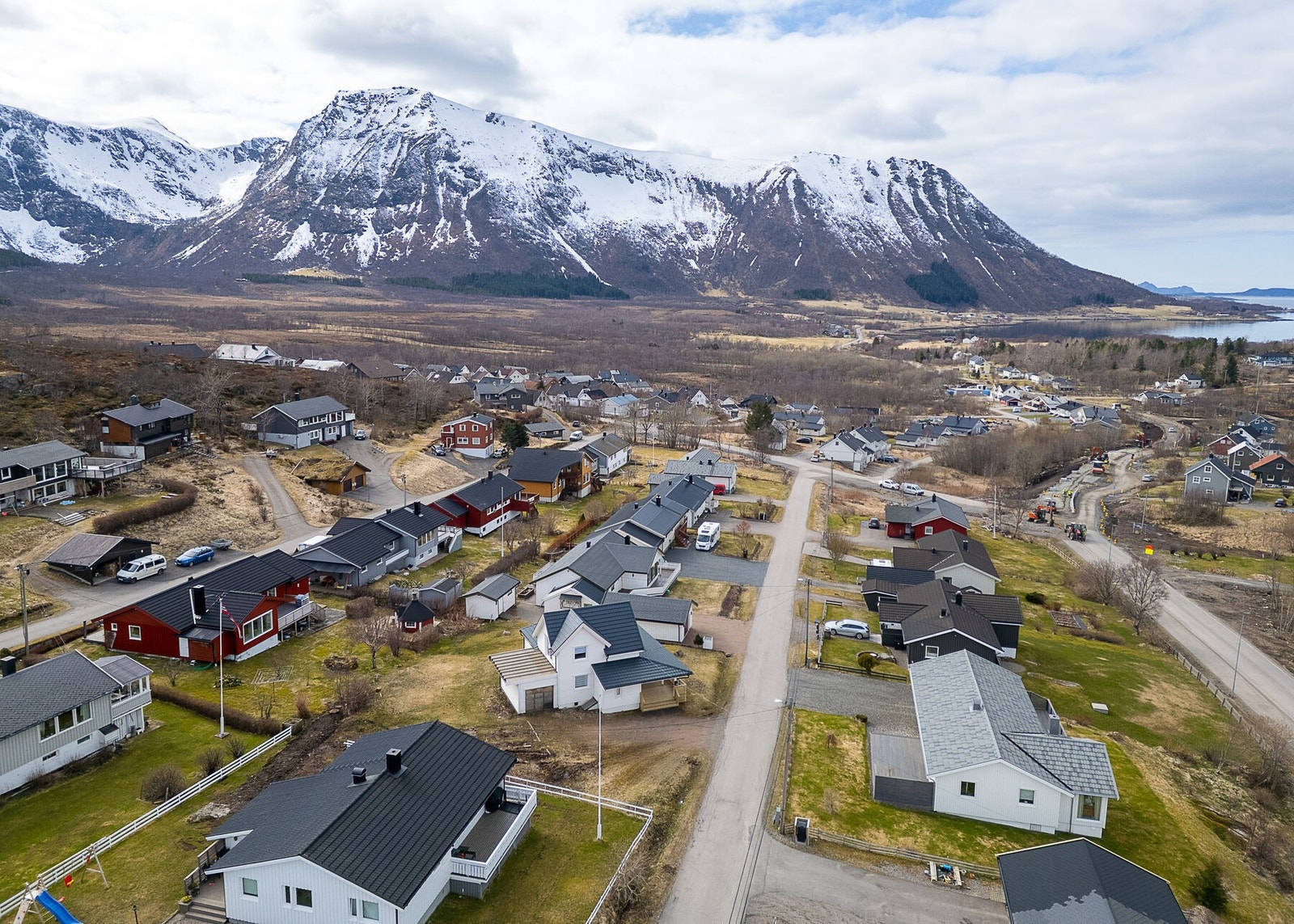 Stokmarknes sentrum er ca. 1,5 km unna, hvor du finner de fleste hverdagsfasiliteter. Galleribilde