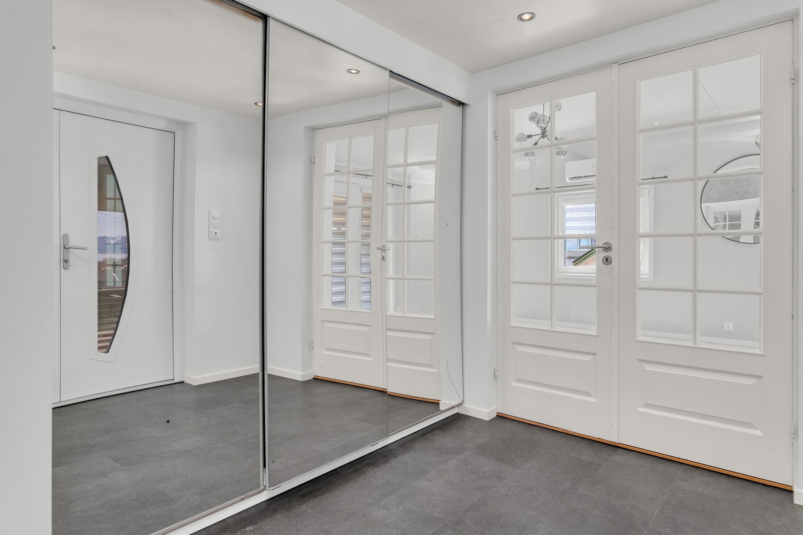 Skyvedørsgarderobe med speilglass gir godt med oppbevaring. Galleribilde