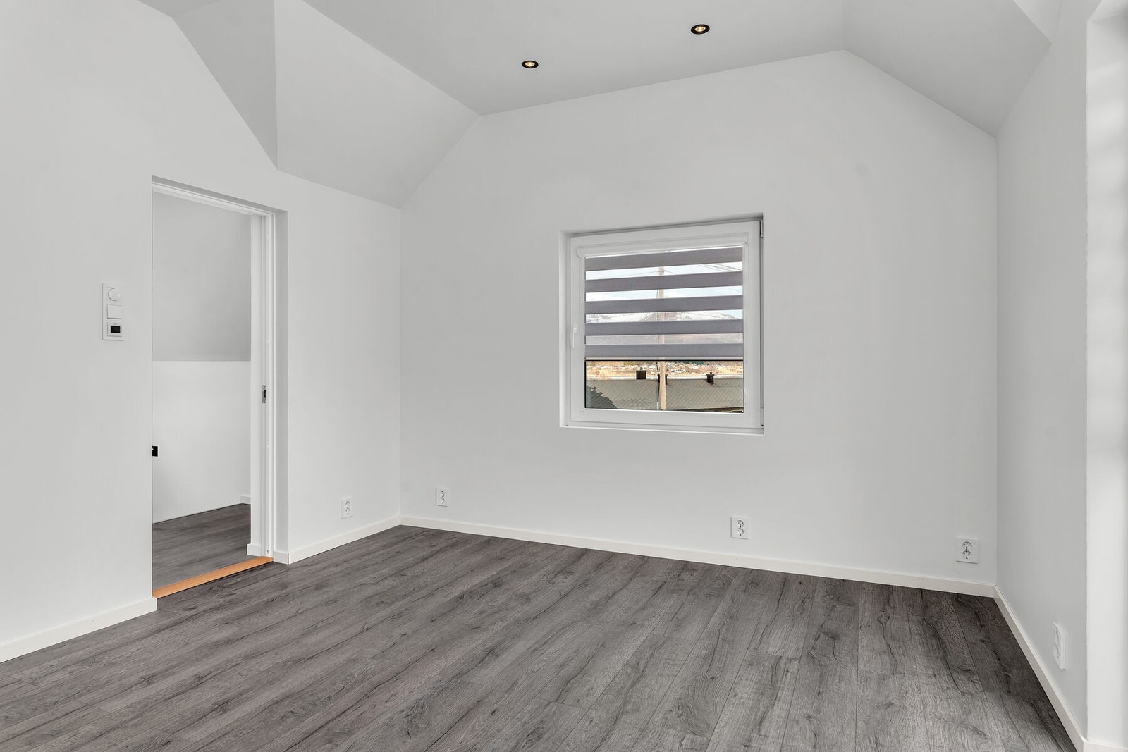 God plass til det man måtte ønske av soveromsmøblement. Galleribilde