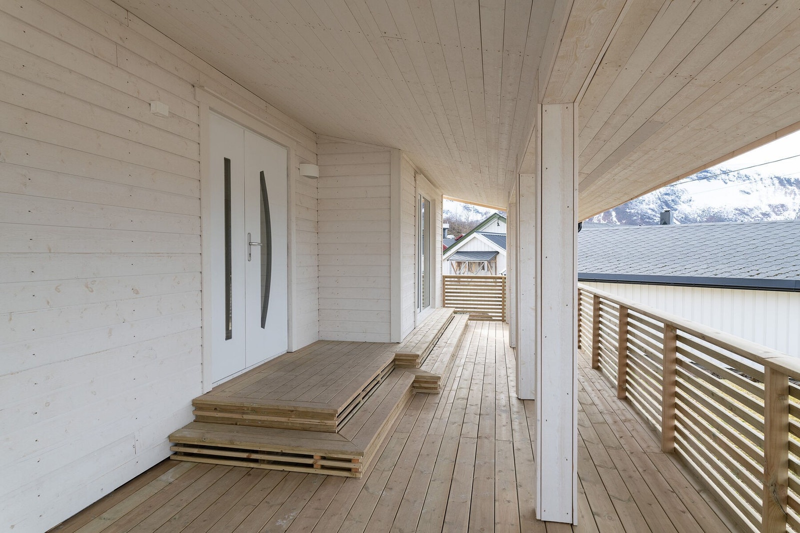 Boligens uteområde er flott opparbeidet med overbygd inngangsparti og terrasse. Galleribilde