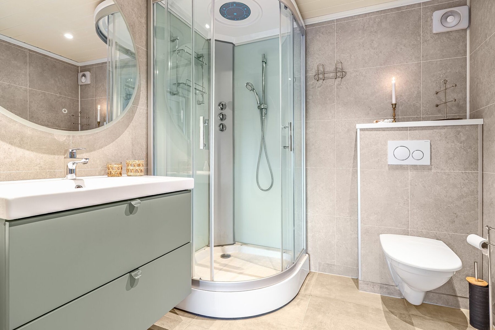 Badet er på ca. 4,5 kvm. Galleribilde